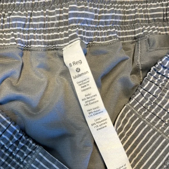 lululemon hotty hot shorts 2.5” (8) - Picture 5 of 6